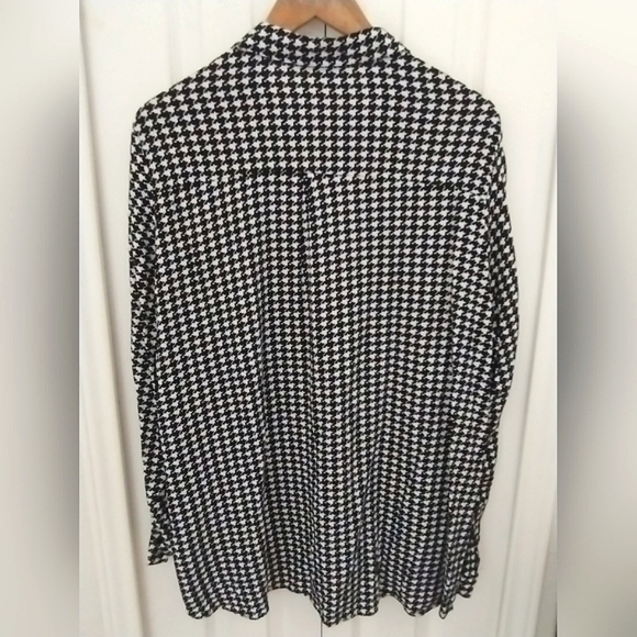 Houndstooth Button down Top - Picture 6 of 9